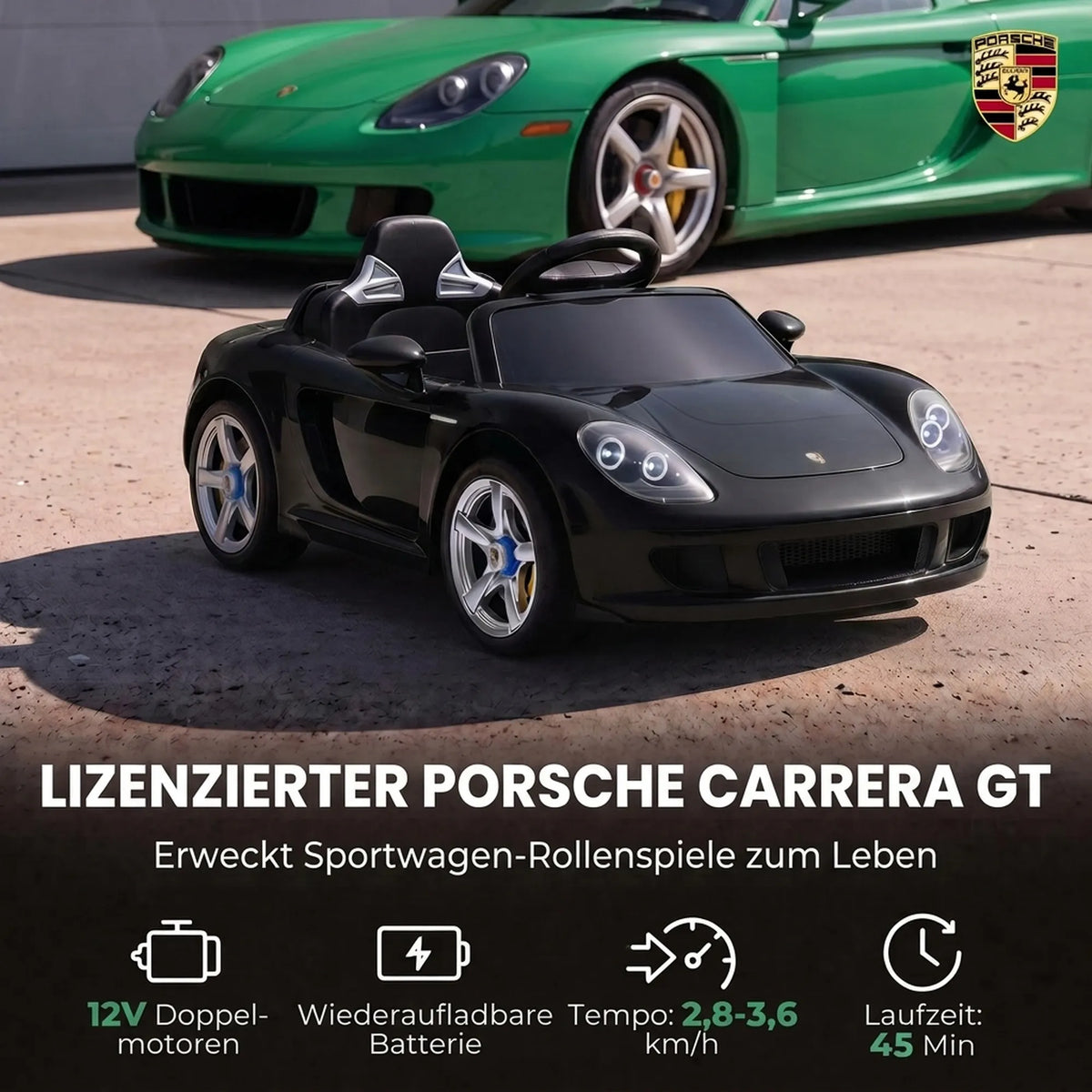 Žaislinis elektromobilis šalia tikro žalio Porsche automobilio fone