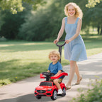 Mama stumia sūnų raudonu automobiliuku parko take