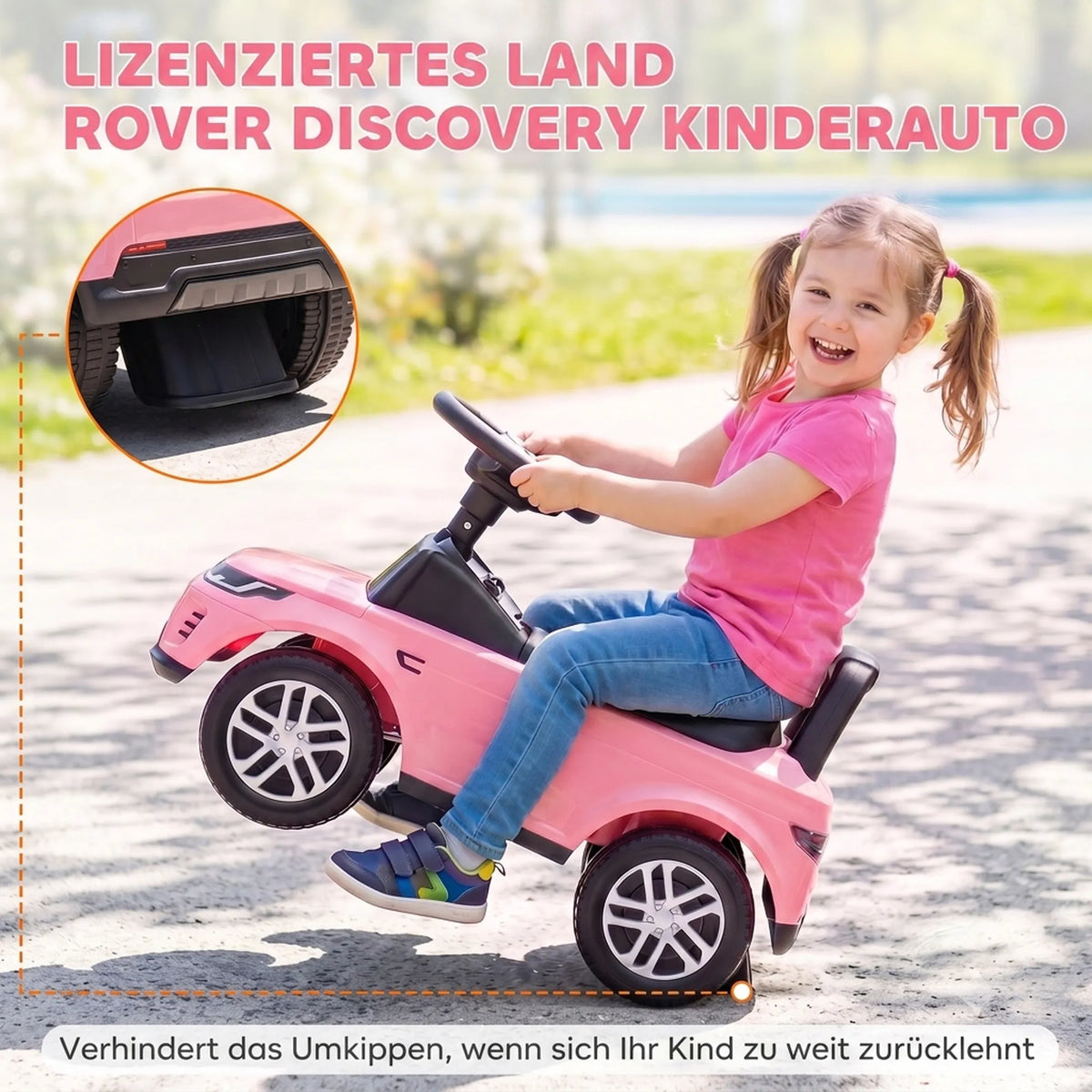 Sėdėdama ant rožinio automobiliuko mergaitė šypsosi lauke