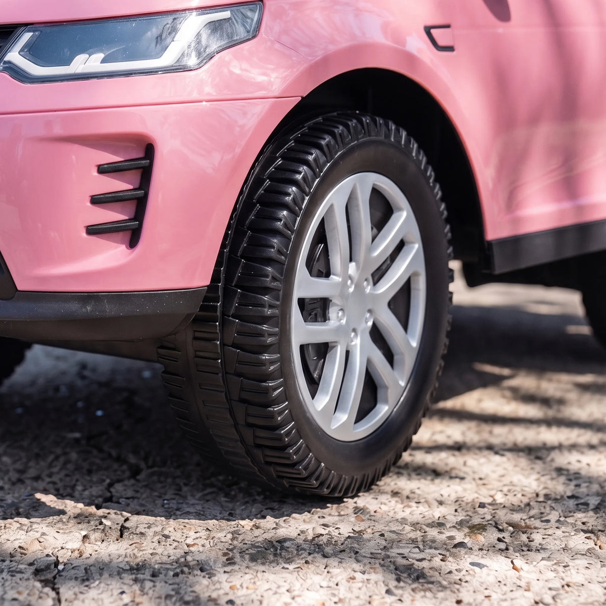 Automobiliuko priekinio rato ir bamperio detalė iš arti
