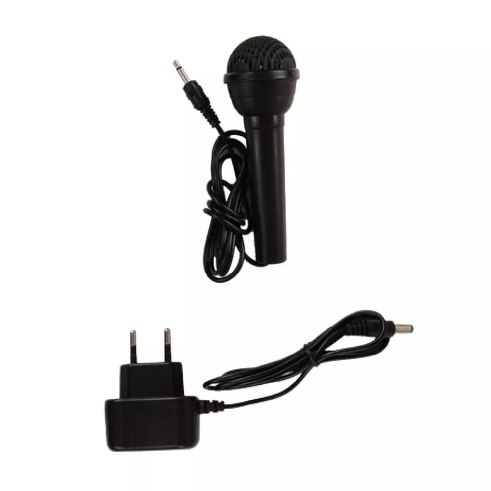 Laidinis mikrofonas su kištuku ir elektros adapteris baltame fone