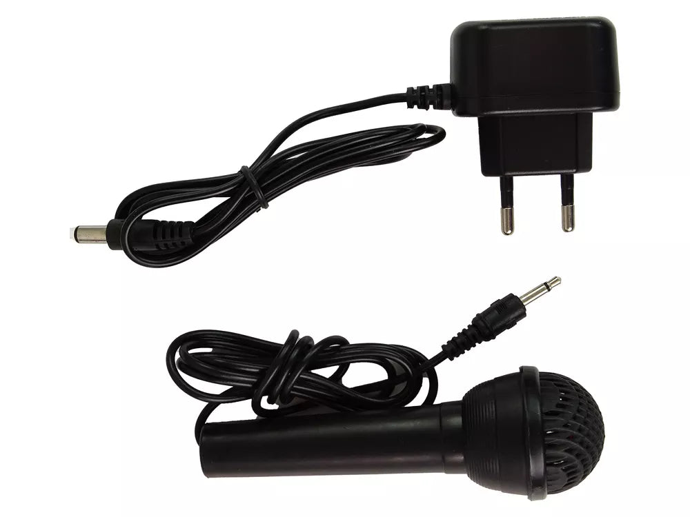 Mikrofonas ir elektros maitinimo adapteris su laidais ant balto fono