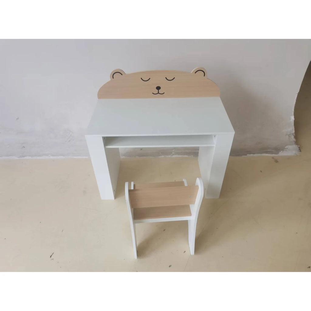 Baltas staliukas su kėde pastatytas prie šviesios sienos