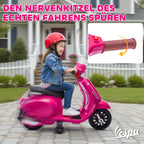 Namo kieme sėdinti mergaitė su šalmu ant elektromotociklo, šalia valdymo rankenėlės detalė