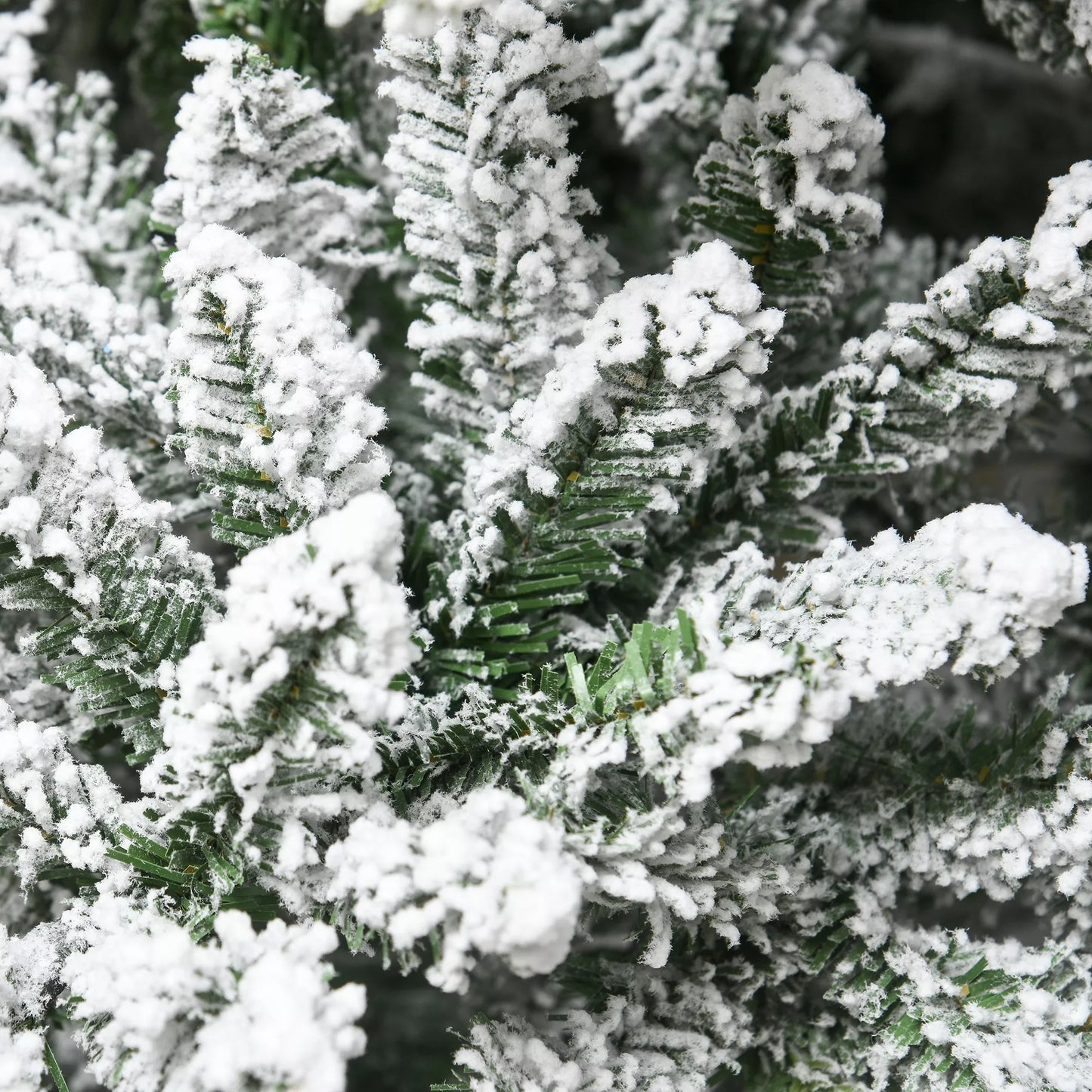 Kalėdinė eglutė, dirbtinė eglė, 1,80 m aukščio, sodri forma, realistiška išvaizda, sniego padengtos šakelės, pušies kankorėžiai