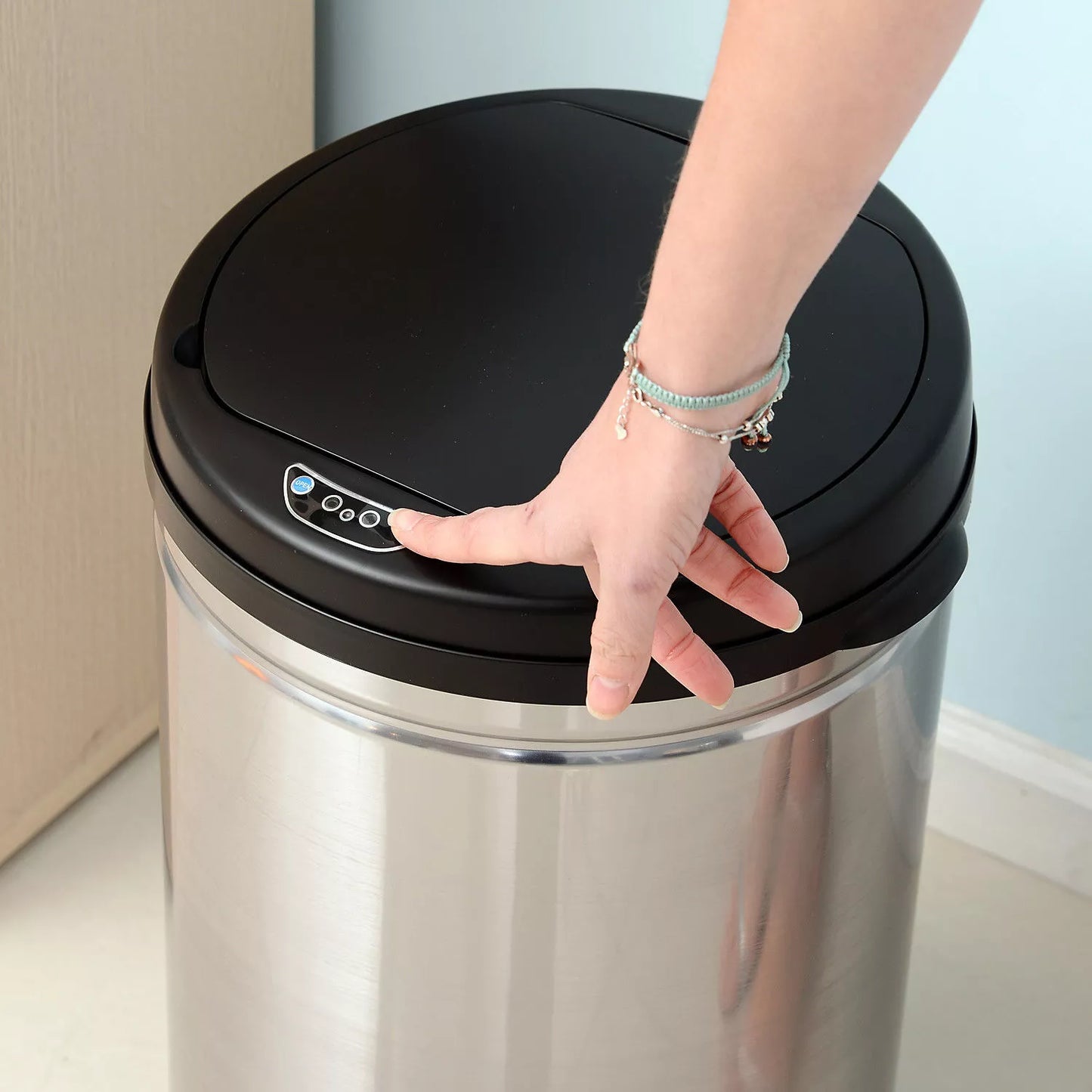 30L Sensorinis automatinis šiukšlių kibiras su švelnaus uždarymo dangčiu, judesio jutikliu, vandeniui atspari atliekų dėžė skirta biurui, miegamajam, virtuvei Juoda+Sidabrinė