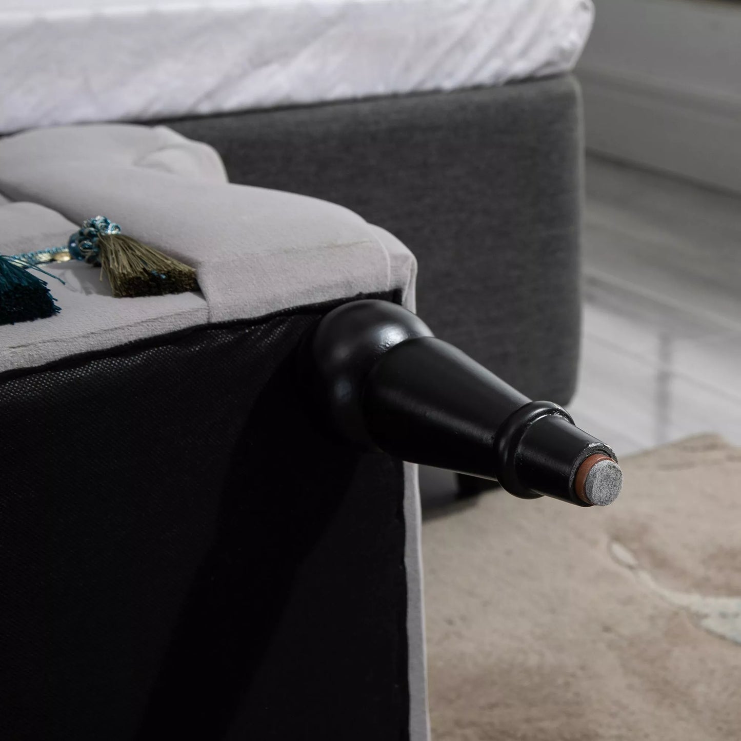 Minkštas suoliukas su aksominiu apmušalu, su atlošu, medinio rėmo suoliukas, batų suoliukas miegamajam, svetainei, koridoriui 117 x 40 x 58 cm šviesiai pilkos spalvos