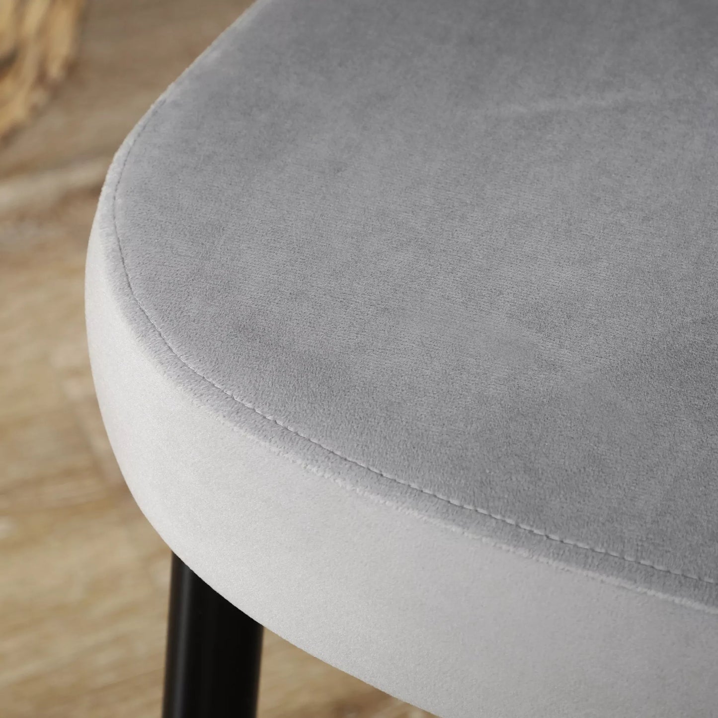 4 vnt. valgomojo kėdžių komplektas, akcentinės kėdės virtuvėms ir valgomiesiems, kėdžių komplektas, veliūro išvaizda, šviesiai pilka + juoda