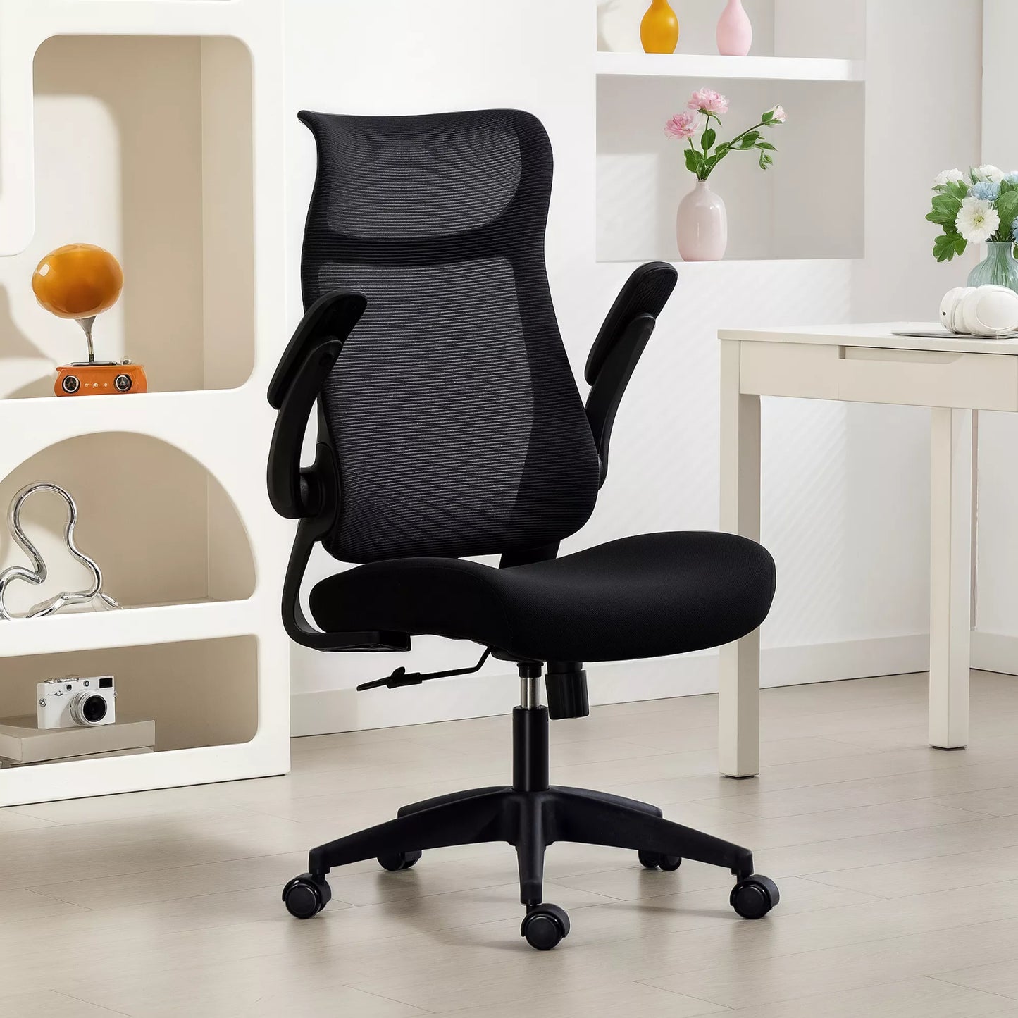 Ergonomiška biuro kėdė su 3D porankiais, tinkleliu dengtu atlošu, S formos atlošu, galvos atrama, svyravimo funkcija, juoda