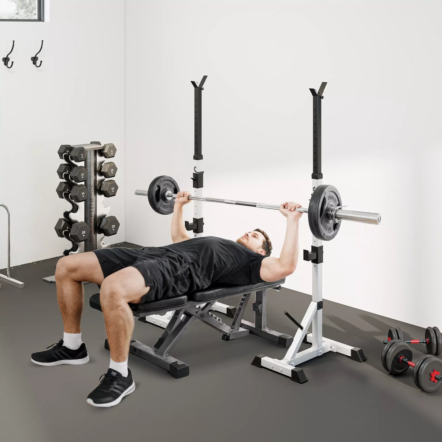 2 vnt. svarmenų stovas, 3 lygmenų, reguliuojamas aukštis, plieninė svarmenų lentyna, atlaiko iki 200 kg, sidabrinė+juoda