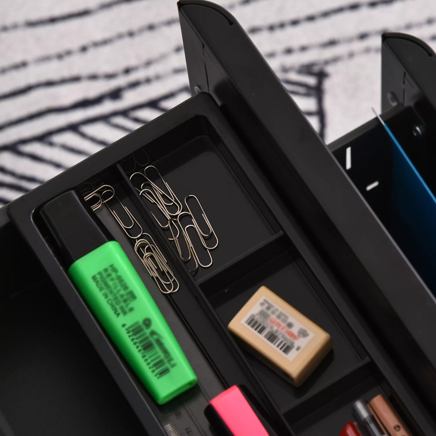 Mobilus biuro konteineris su 3 stalčiais, dokumentų spintelė ant ratukų, užrakinamas, su pakabinamų segtuvų sistema ir skyreliu rašymo priemonėms, skirtas biurui, namų biurui, 39 x 48 x 59 cm, juodas