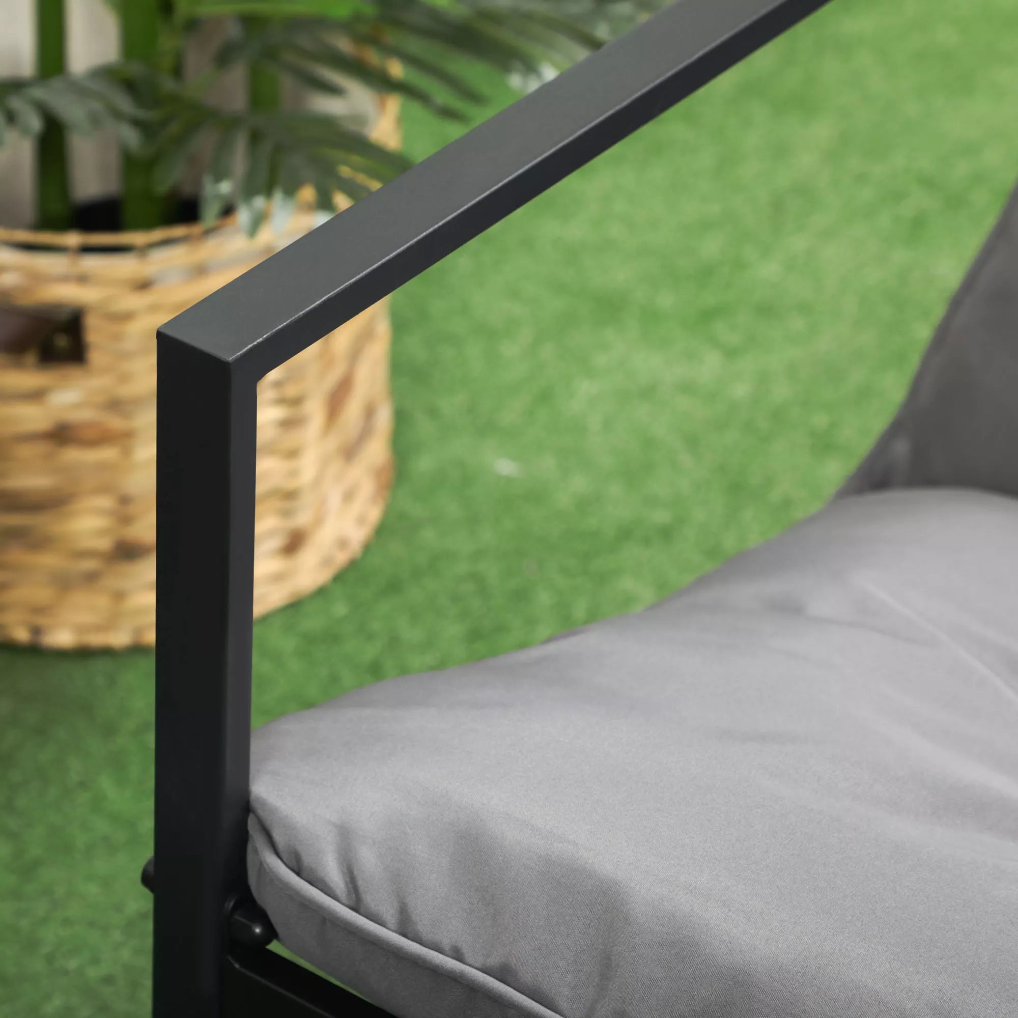 Sodo baldų komplektas: 1 stiklinis stalas, 2 foteliai, 1 sofa, atsparus oro sąlygoms, 114 cm x 70 cm x 67 cm, pilkos ir juodos spalvos
