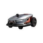 Sidabrinis vejos robotas su juoda kupole baltame fone, vaizdas iš šono
