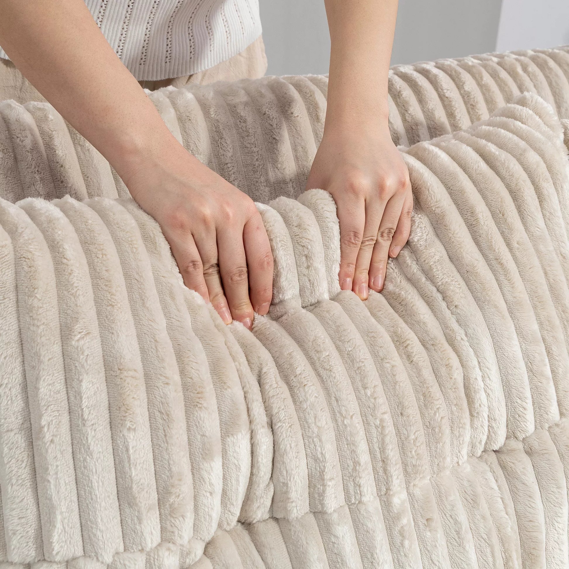 2 vietų sofa-lova su velvetiniu apmušalu, transformuojama į miegamąją sofą, 2 pagalvėlės, šoninės kišenės, 157 x 190 cm, kreminės baltos spalvos