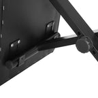 Juodo pianino suolo reguliavimo mechanizmas – metalinis varžtas ir spaustukas arti