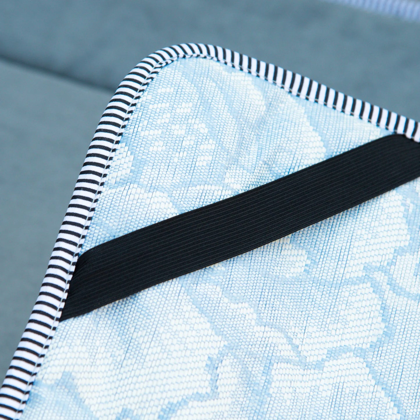 Sulankstoma stovyklavietės lova su čiužiniu ir nešiojimo krepšiu, 188 x 64,5 x 53 cm. Svečių lova, atlaikanti iki 150 kg. Stovyklavietės gultas suaugusiems. Sulankstoma lova lauko reikmenims, sodui, stovyklavimui, kelionėms. Šviesiai pilka.