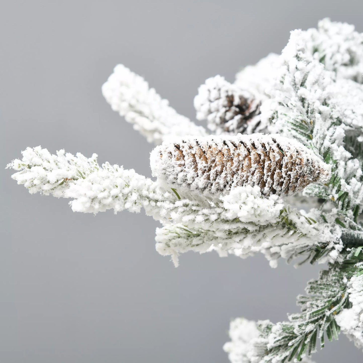 Kalėdinė eglutė, dirbtinė eglė, 1,80 m aukščio, sodri forma, realistiška išvaizda, sniego padengtos šakelės, pušies kankorėžiai