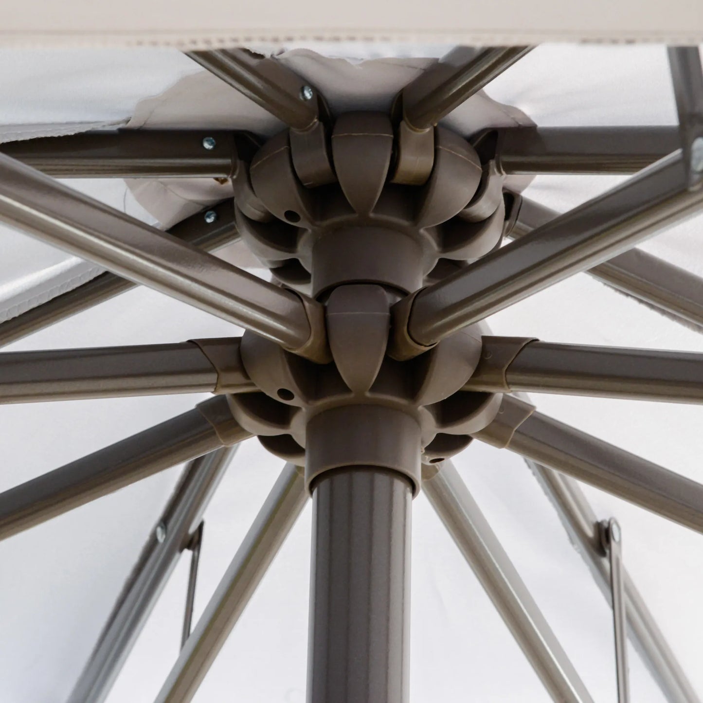 Saulės skėtis iškeltasis, skersmuo 2,67 x 2,45 m, su užvedimo mechanizmu, dvigubu stogeliu, kryžminiu pagrindu, plieninis, lauko apsauga nuo saulės, poliesteris, plieno spalva, šviesiai pilkas