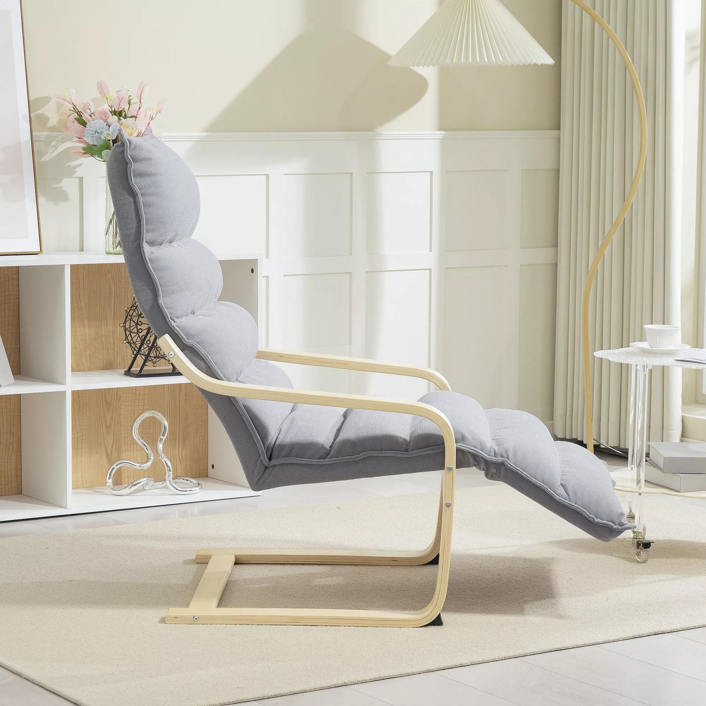 Svetainės fotelis iš beržo medienos, minkštas fotelis su reguliuojama kojų atrama, modernus krėslas su porankiais, šviesiai pilkas