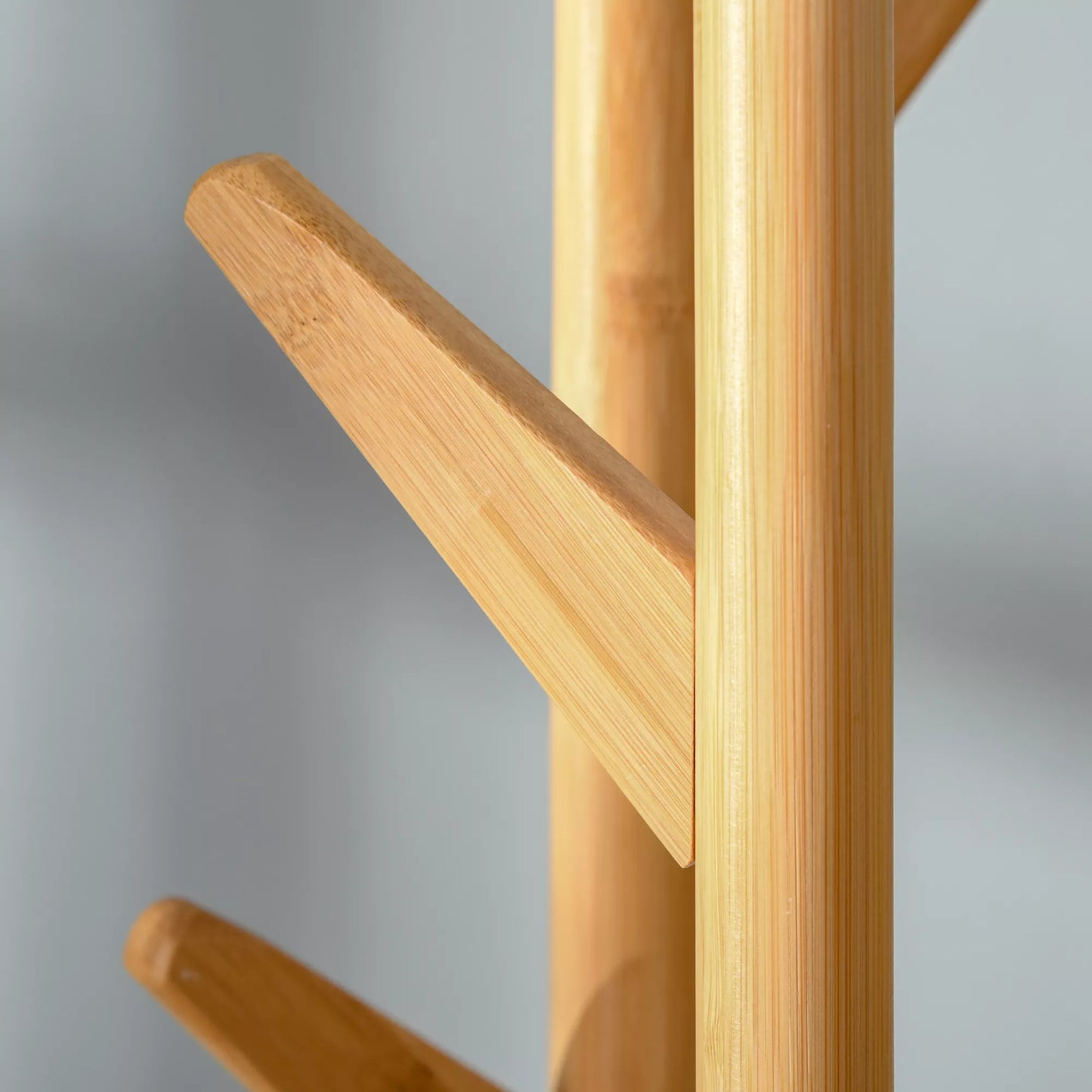 Drabužių kabykla, stovas su 12 kabliukų ir skėčių laikikliu, medžio formos drabužinė, modernus stovo laikiklis drabužiams, skrybėlei, rankinei, skirtas svetainei, miegamajam, bambukas, natūrali spalva+balta