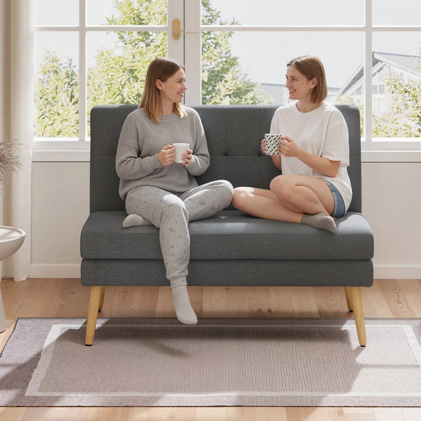 2 vietų sofa, su dygsniuota atlošu, medinėmis kojelėmis,  storu paminkštinimu, linine išvaizda,  mažoms erdvėms, pilkos spalvos