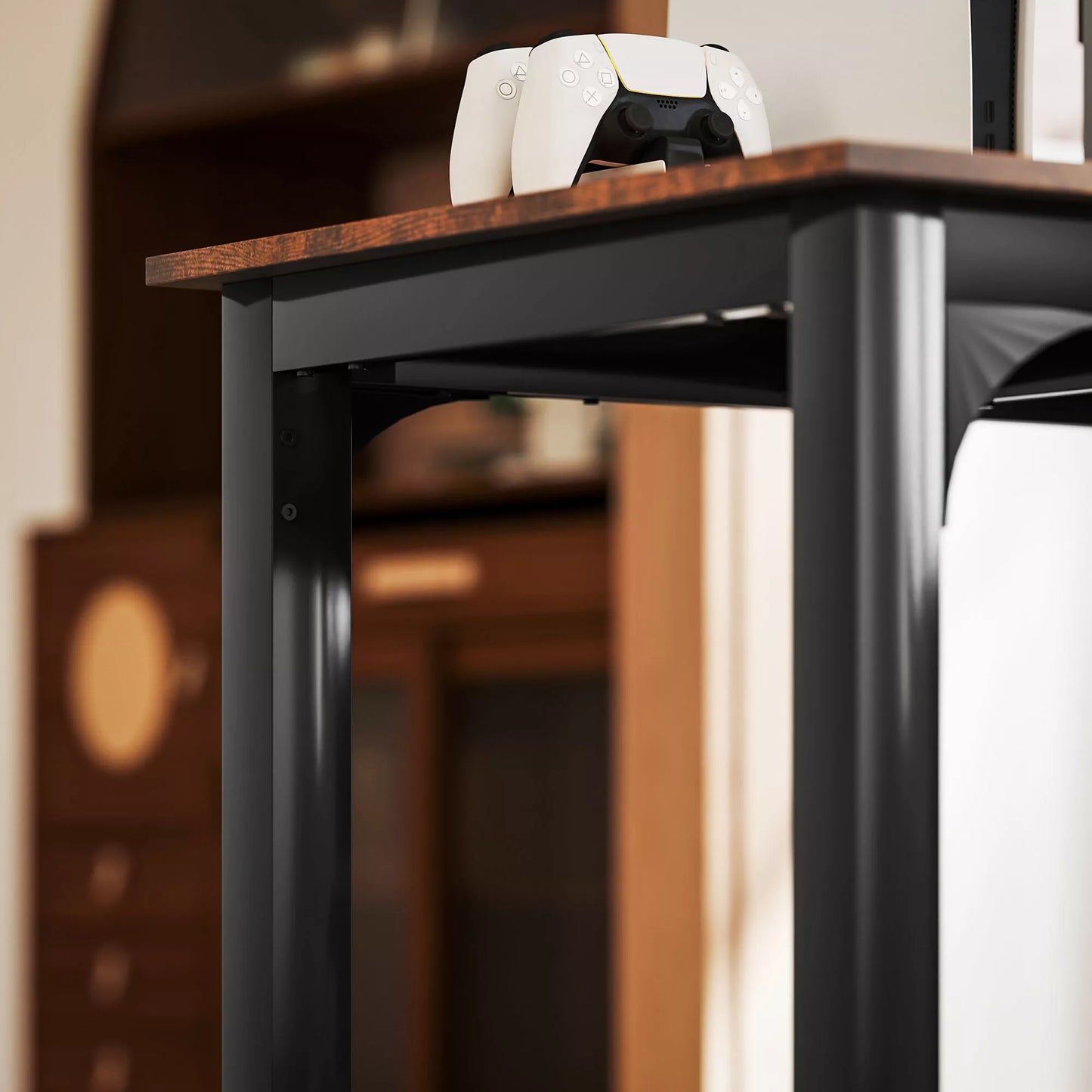 Rašomasis stalas, kompiuterio stalas, rustiškas dizainas, daug vietos, drožlių plokštė, rudos spalvos