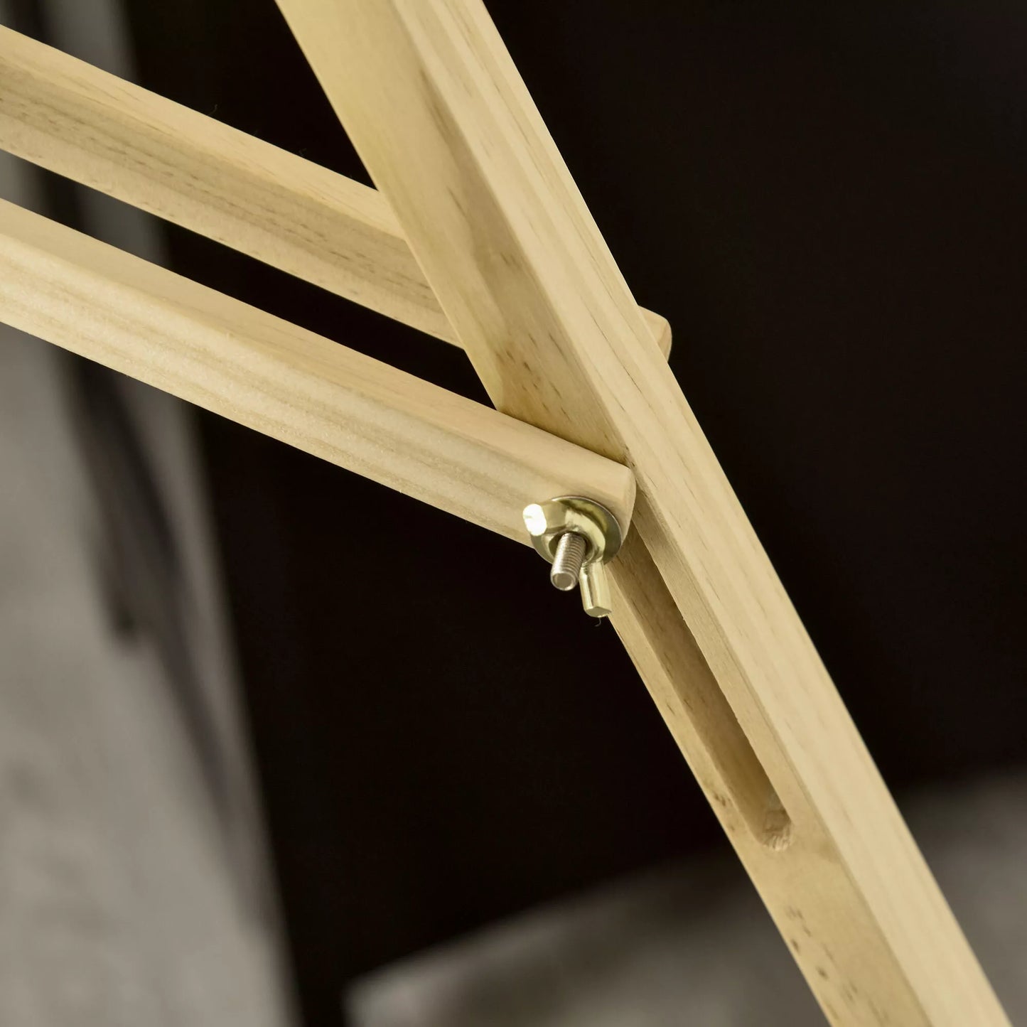 Medinis molbertas, 134,5 cm aukščio, skirtas iki 108 cm aukščio drobėms. Lauko, studijos molbertas tapybai, piešiniams, vestuvėms, parodoms. Natūralus medis.