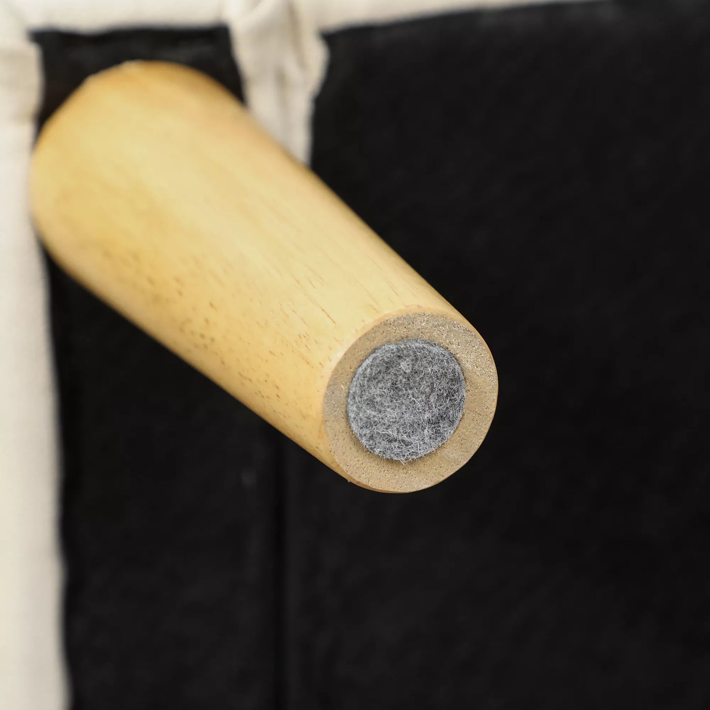 Dvivietė sofa su daiktadėže, sagų apmušalais, pagalvėlėmis, pagaminta iš kaučiukmedžio, 117x62x78cm, kreminės baltos spalvos.