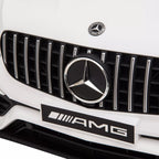 Balto elektromobilio Mercedes emblema ant grotelių iš arti