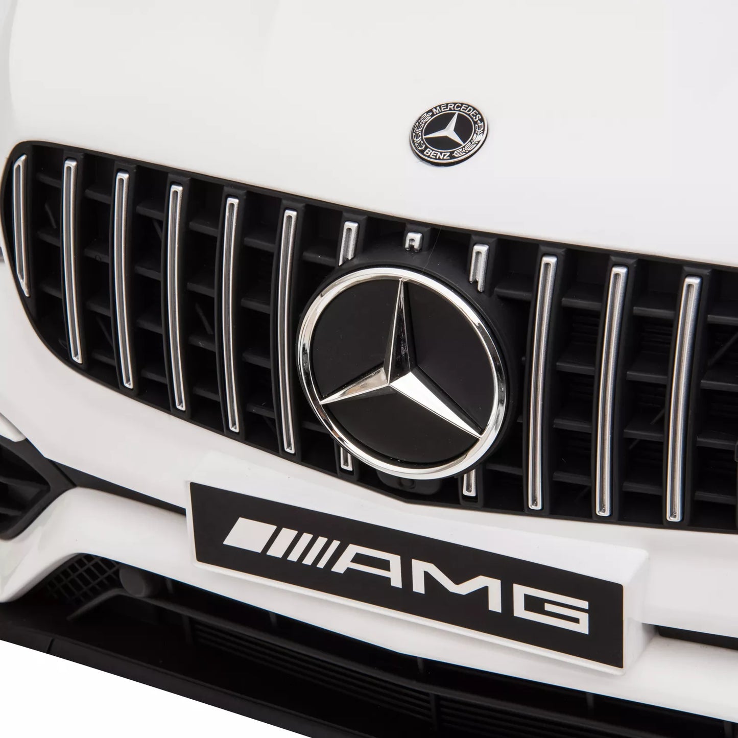 12V elektrinis automobilis vaikams Mercedes-Benz AMG GLC63S COUPE su nuotolinio valdymo pultu, saugos diržu, 2 x 35W varikliais, MP3 grotuvu. Rekomenduojama 37-60 mėn. Spalva: balta. Matmenys: 115 x 70 x 55 cm