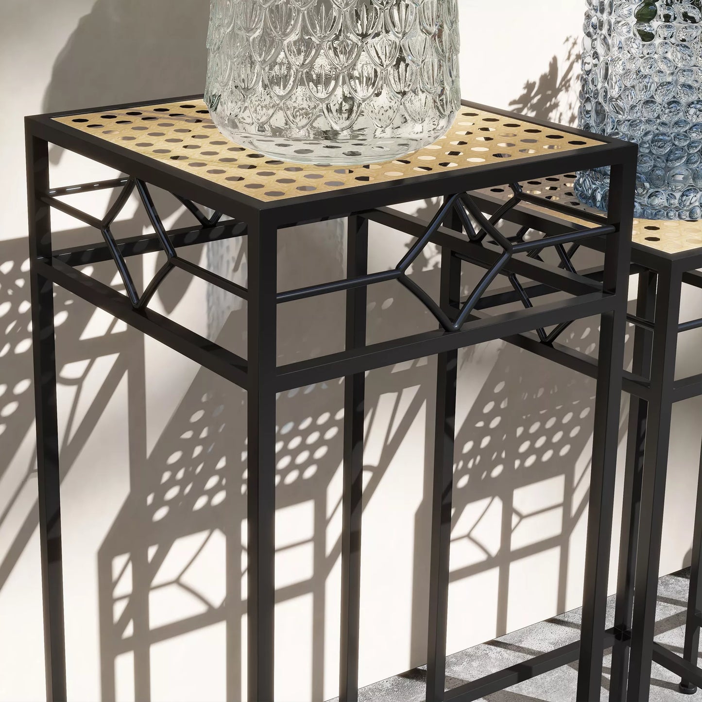 Gėlių stovas, 3 vnt. rinkinys, apvalus, sukraunamas, rotango išvaizdos, metalinės kojelės, vidui ir lauke, juoda/auksinė