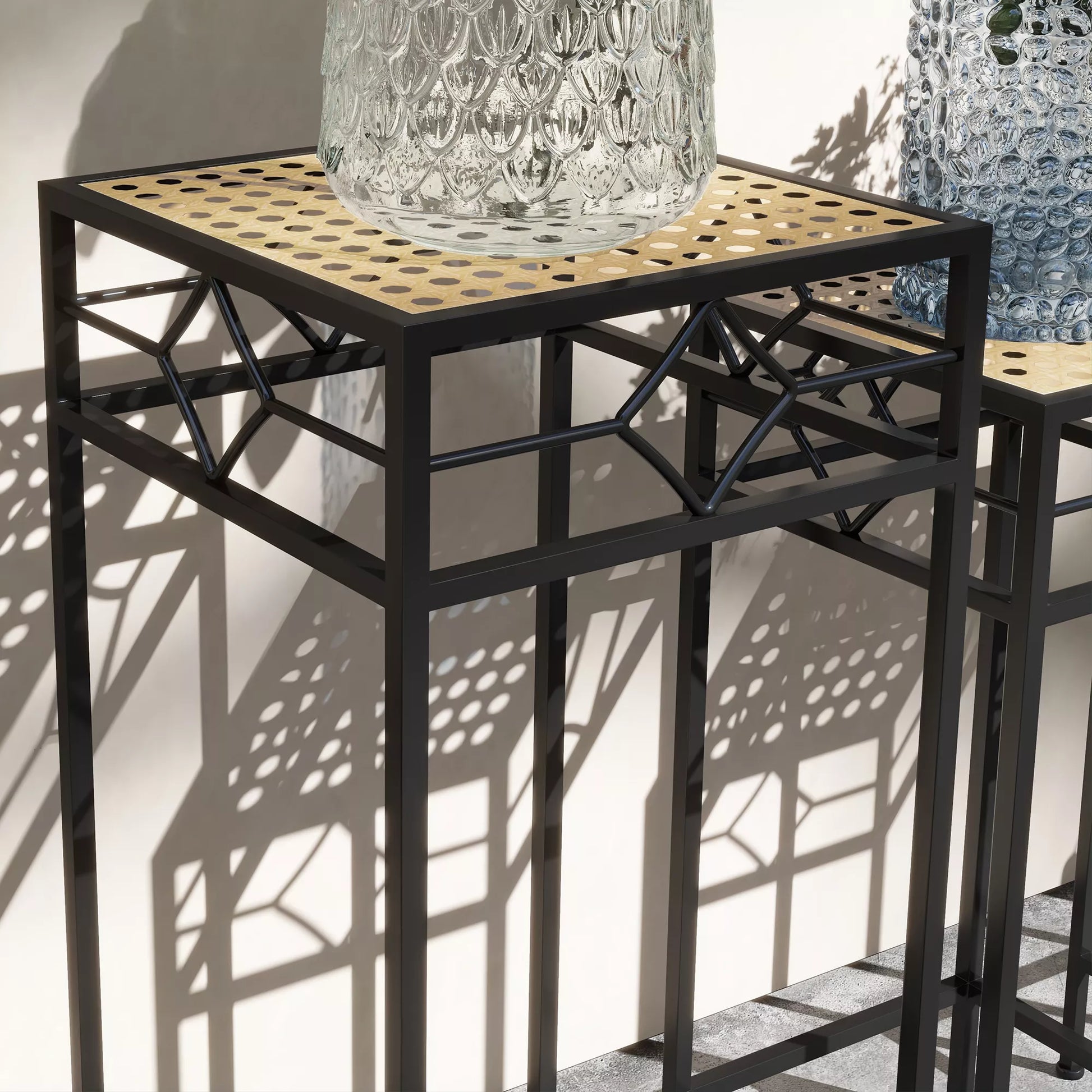 Gėlių stovas, 3 vnt. rinkinys, apvalus, sukraunamas, rotango išvaizdos, metalinės kojelės, vidui ir lauke, juoda/auksinė