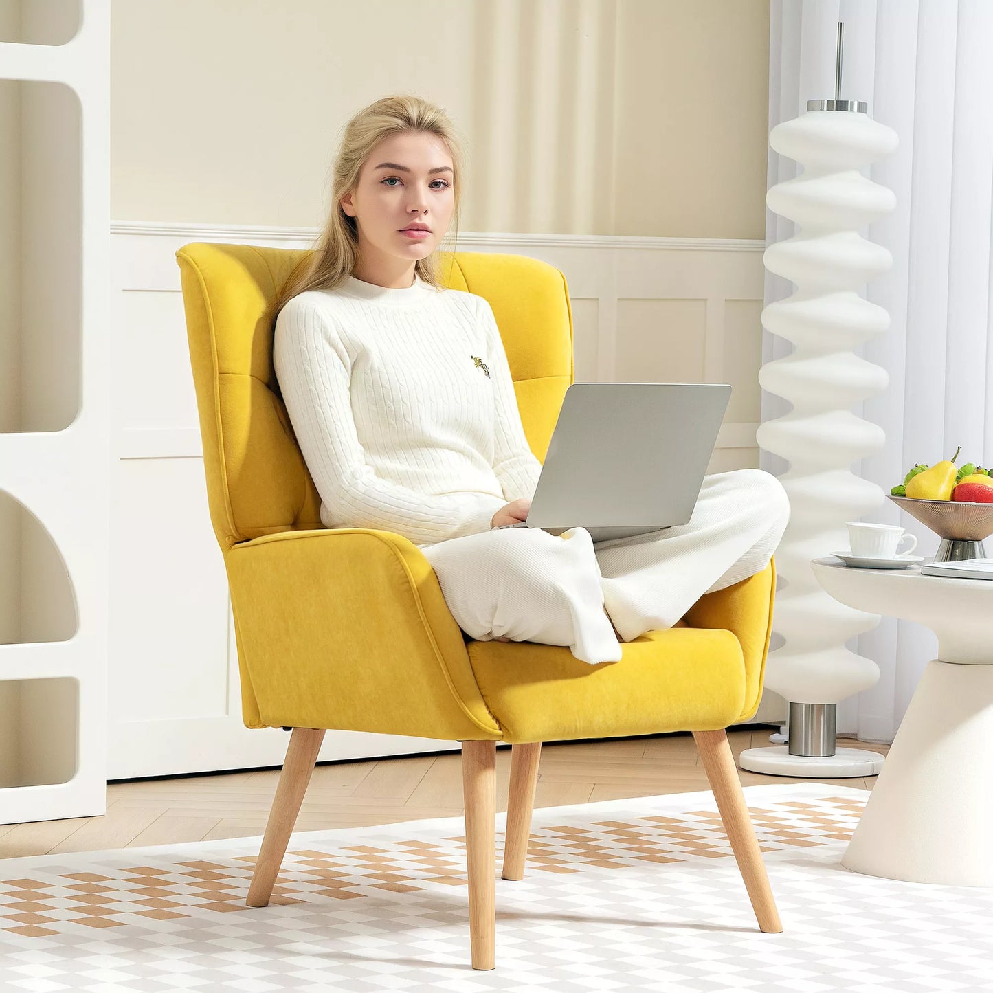Minkštas fotelis svetainei su dygsniavimu, minkštas aksominės išvaizdos apmušalas, iki 120 kg, geltonas