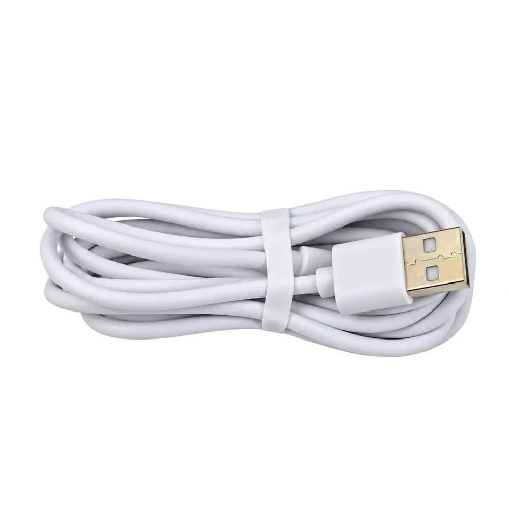 Žadintuvo įkrovimo USB kabelis suvyniotas ratu ant balto fono