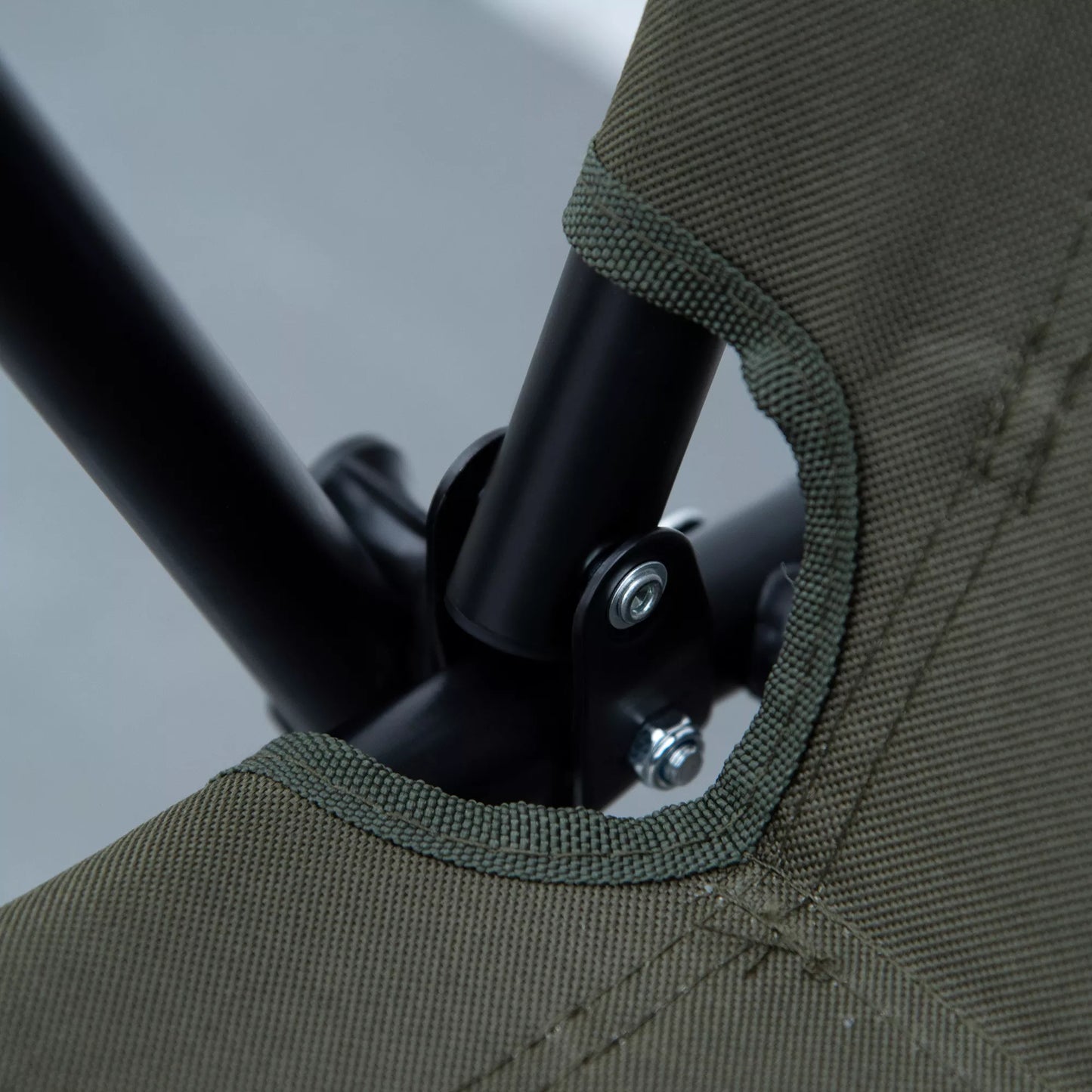 Sulankstoma 2 vietų kėdė su porankiais ir puodelių laikikliu, skirta lauko pramogoms, stovyklavimui, žvejybai ir sodui. Tvirtas sulankstomas lauko krėslas, atlaikantis iki 160 kg svorio.