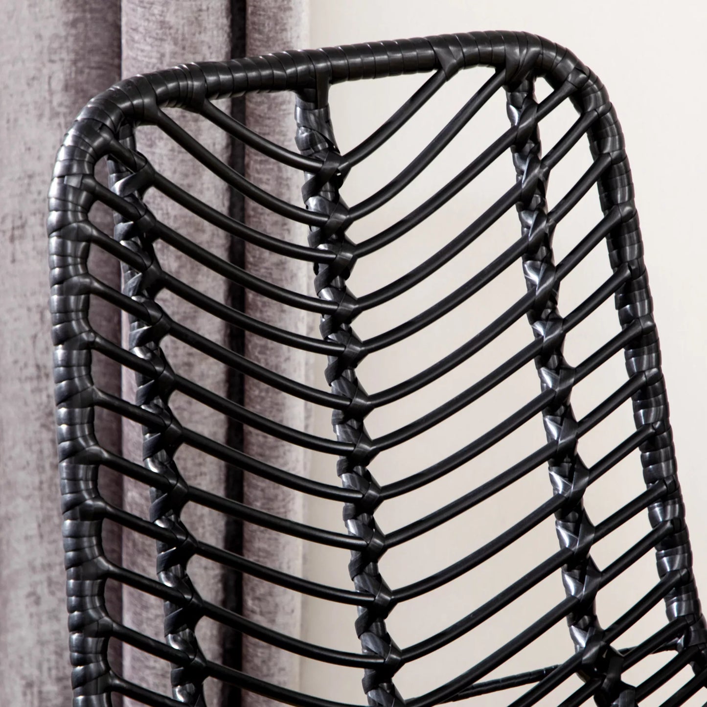 Baro taburetės, 2 vnt. komplektas, rotango išvaizda, atrama kojoms, plieno rėmas, neslystančios, iki 120 kg, 42,5x52x102 cm, juodos