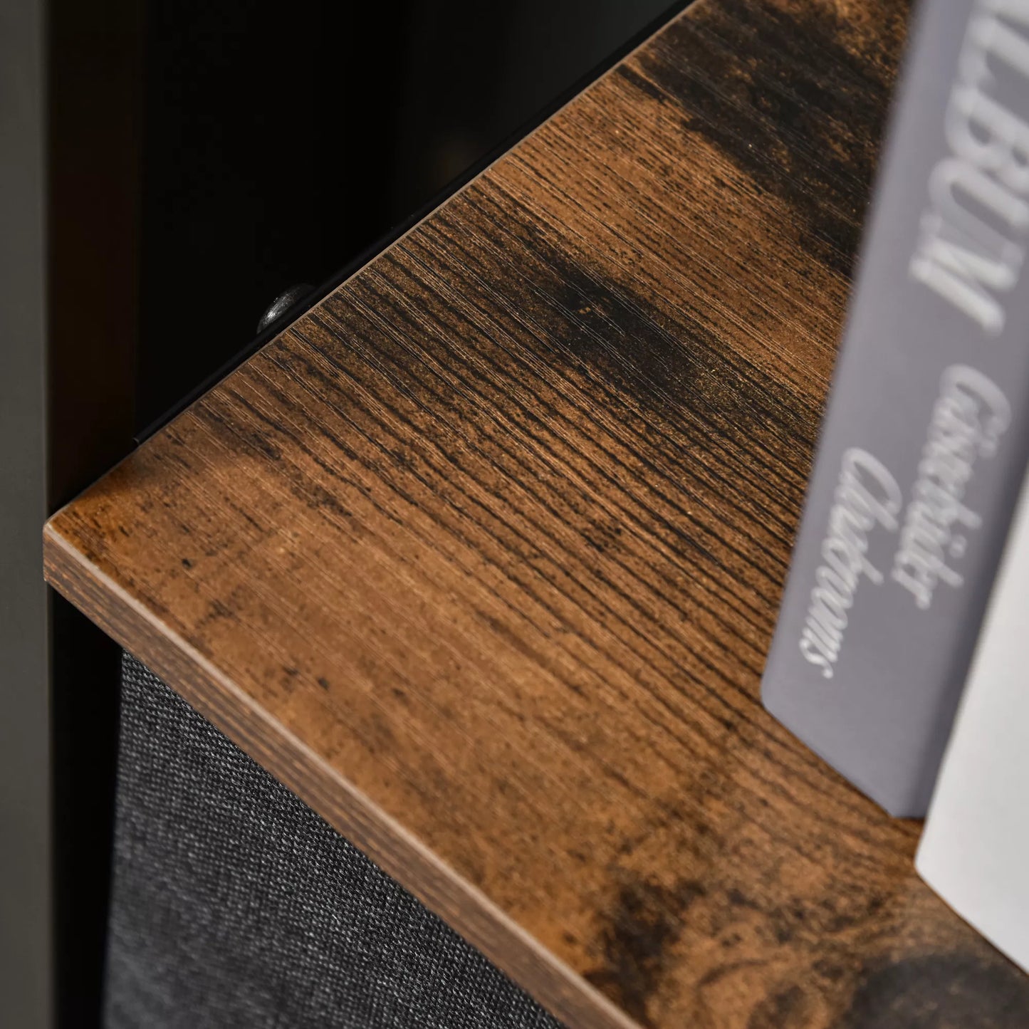 Juoda komoda su 3 stalčiais, lino apdaila, su lentynomis ir rankenomis