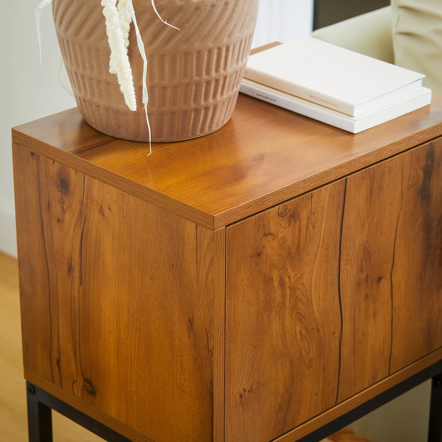 Konsolinis staliukas industrinio dizaino, pagalbinis staliukas, komoda, 1 spintelė, ruda + juoda